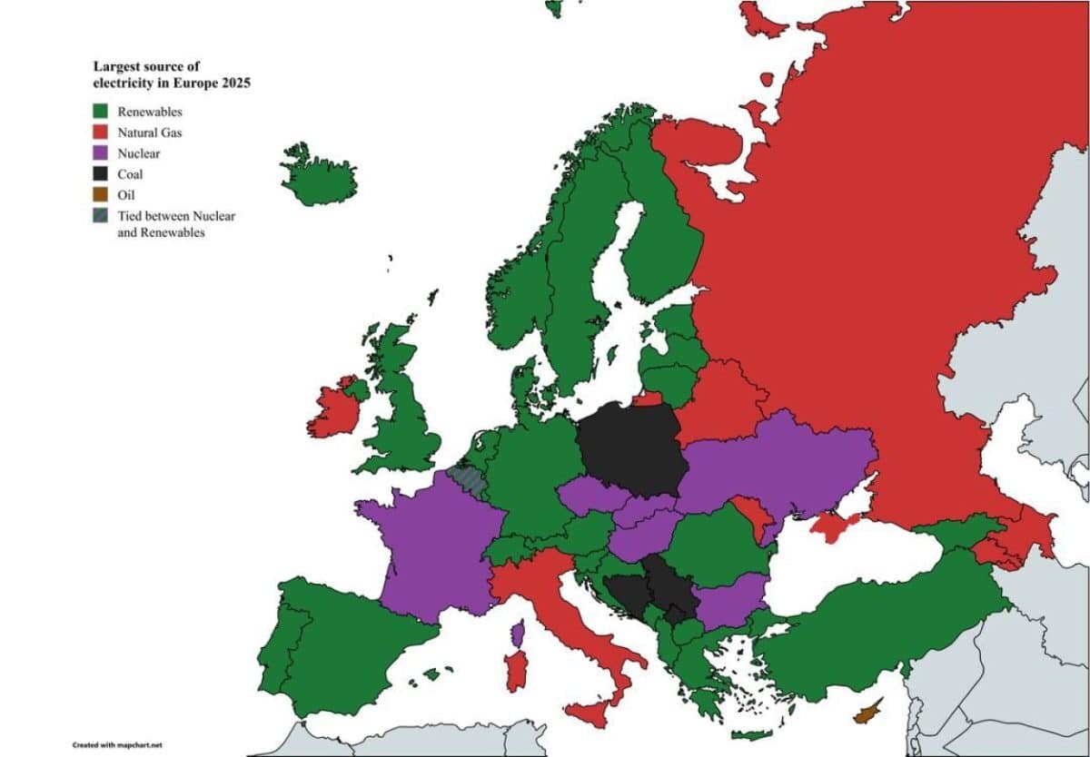      Инфографика: основной источник электроэнергии в странах Европы в 2025 году / © mapchart.net