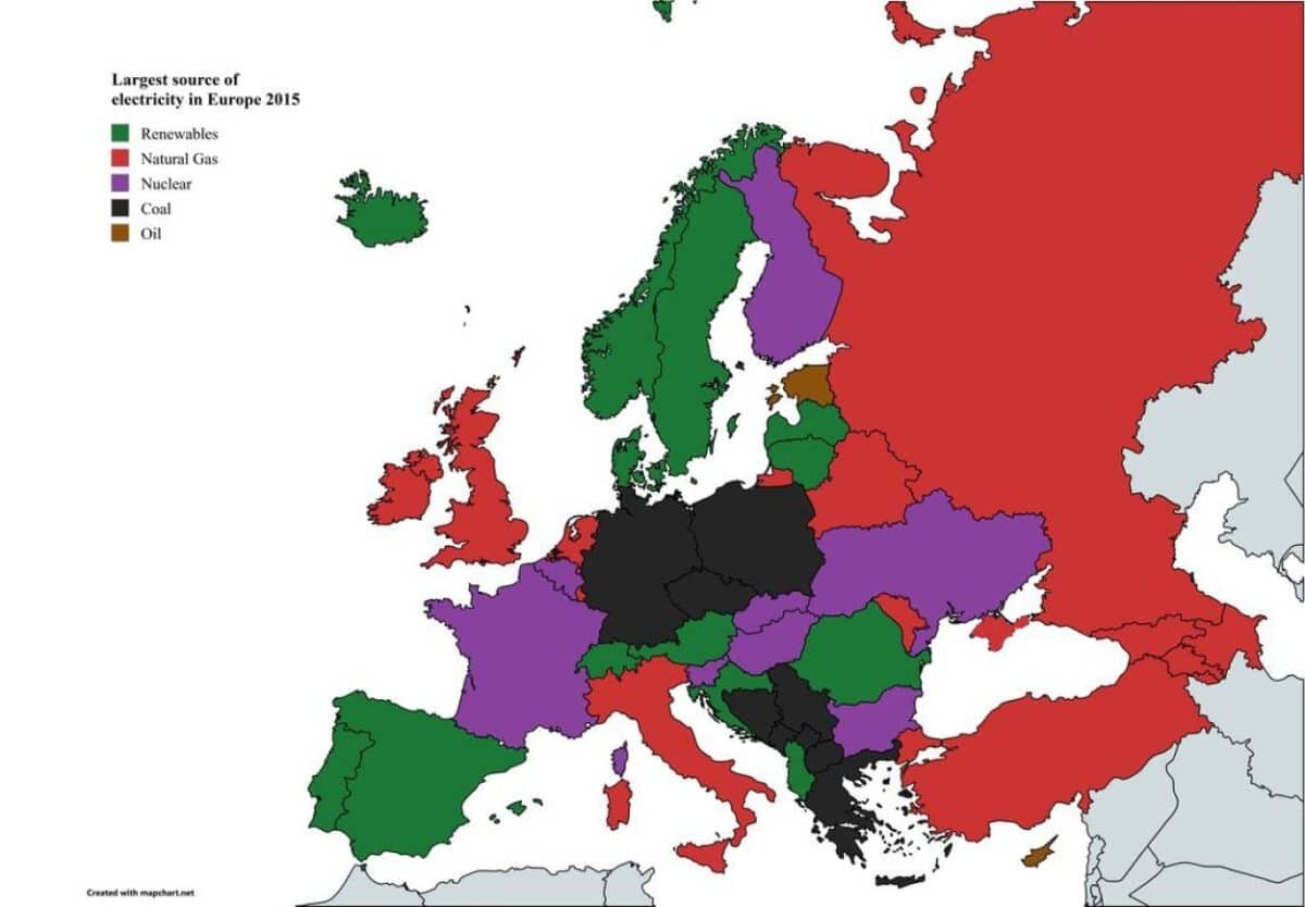      Инфографика: основной источник электроэнергии в странах Европы в 2015 году / © mapchart.net