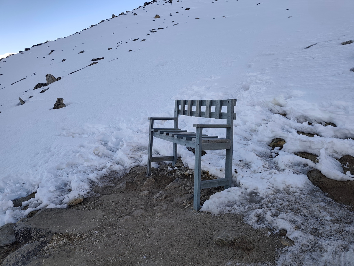 Лавочки для отдыха на тропе на вершину Кала-Паттар.
