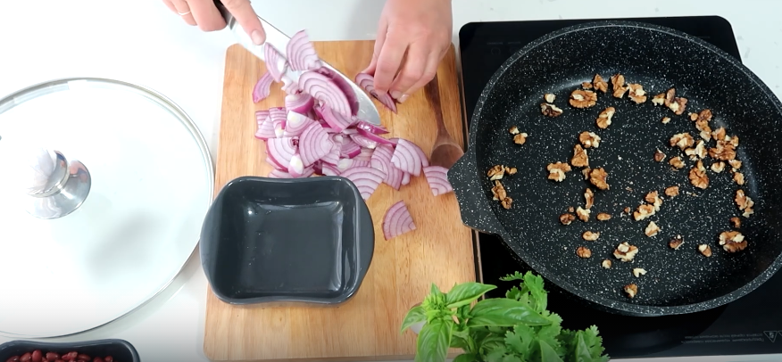 Обжариваем грецкий орех