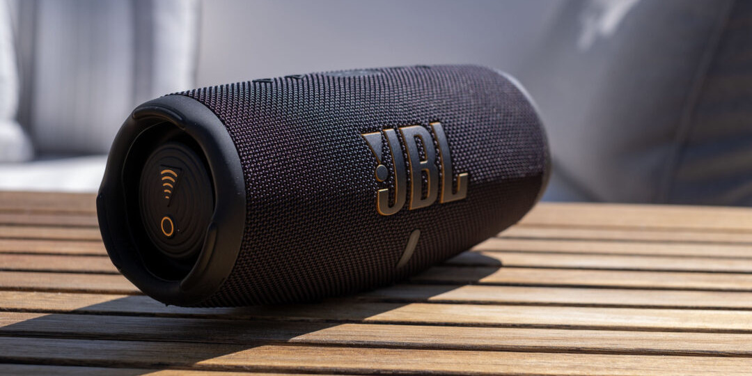 JBL Charge 5 — портативная колонка, которая переворачивает представление о звуке на ходу