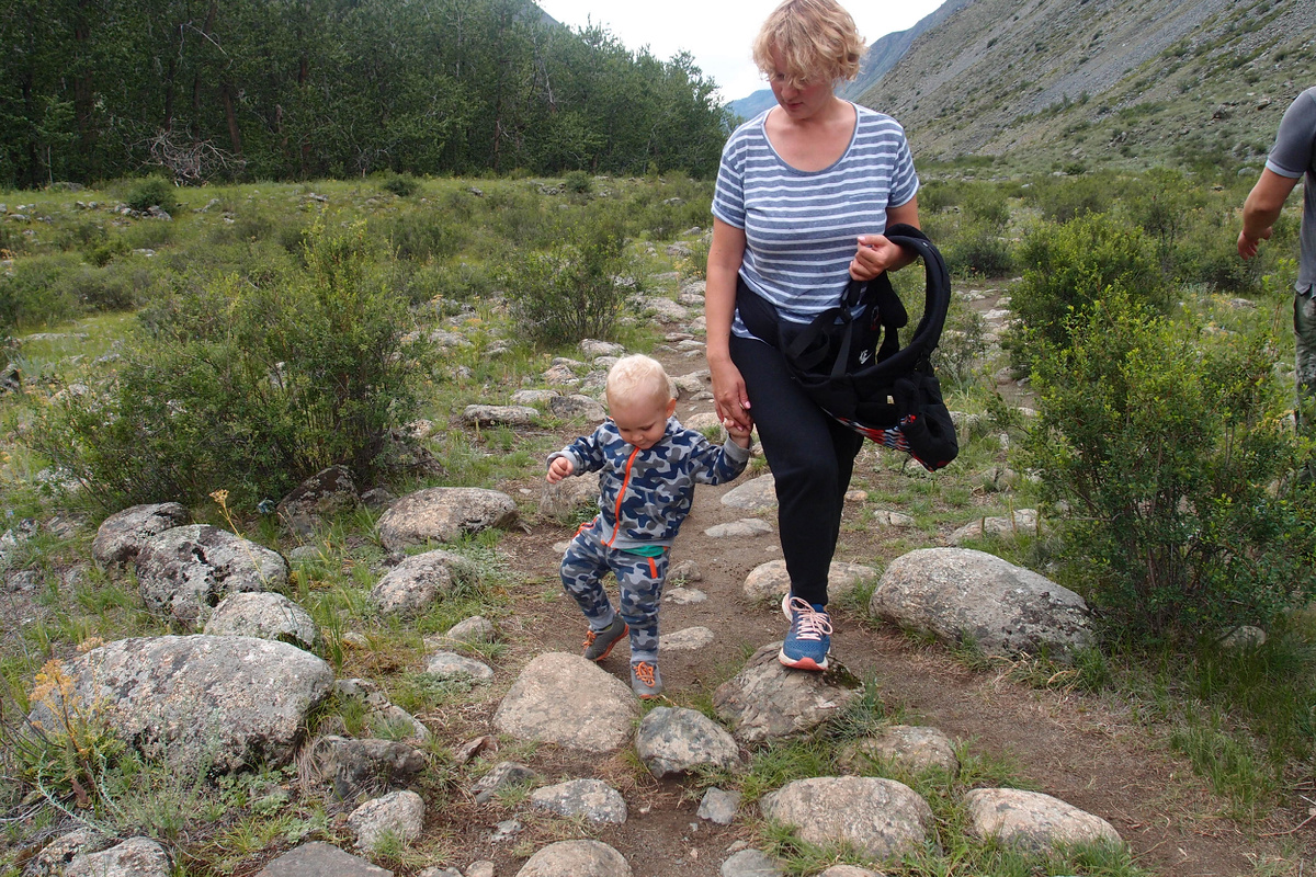 Такой маленький, а уже идет в поход.