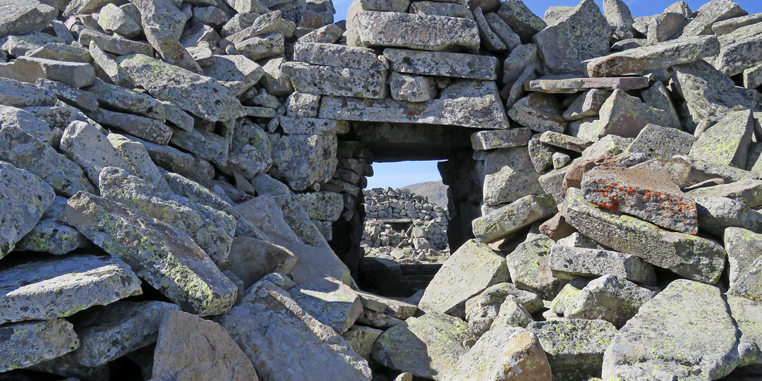 На вершинах домики сложены из валунов - и никаких следов человека. Абули, Шаори - самые загадочные красоты Грузии