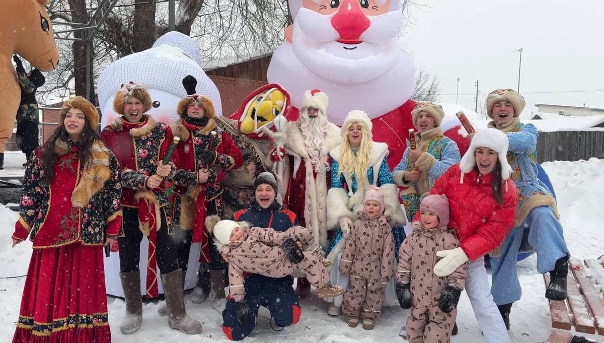 На фото Артём Дмитриев по центру