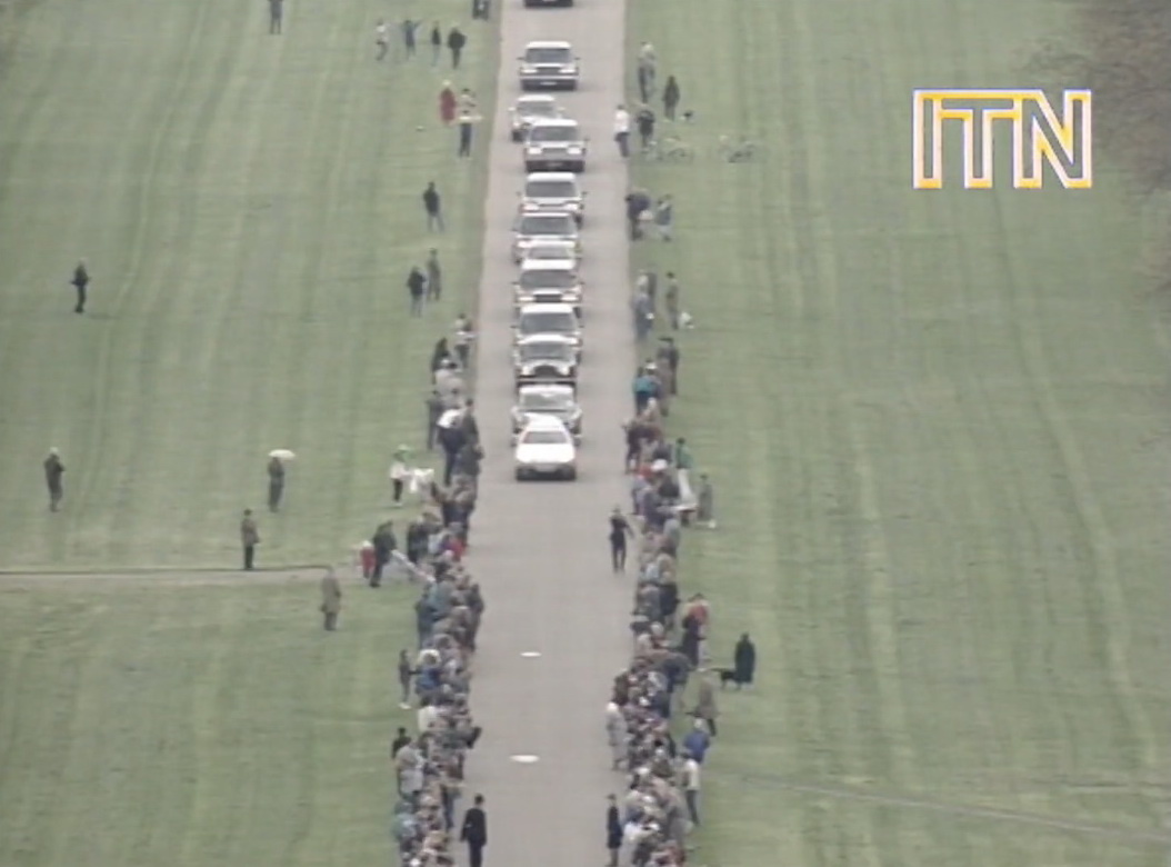 Кавалькада из Советских представительсих ЗИЛов движется по большей Виндзорской аллее в сторону Виндзорского замка.