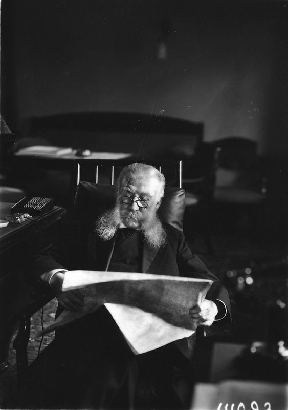 Иван Логгинович Горемыкин в домашнем рабочем кабинете за чтением газеты.
Неизвестный автор, Санкт-Петербург, 1900-е, Центральный государственный архив кинофотофонодокументов Санкт-Петербурга.