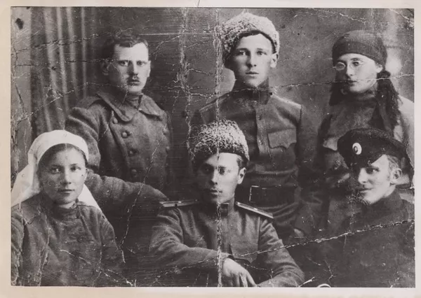 Роман Гуль (справа внизу) среди участников "Ледяного похода", май 1918 года. Фото из социальных сетей