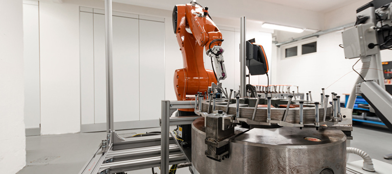 Робот с поворотным механизмом