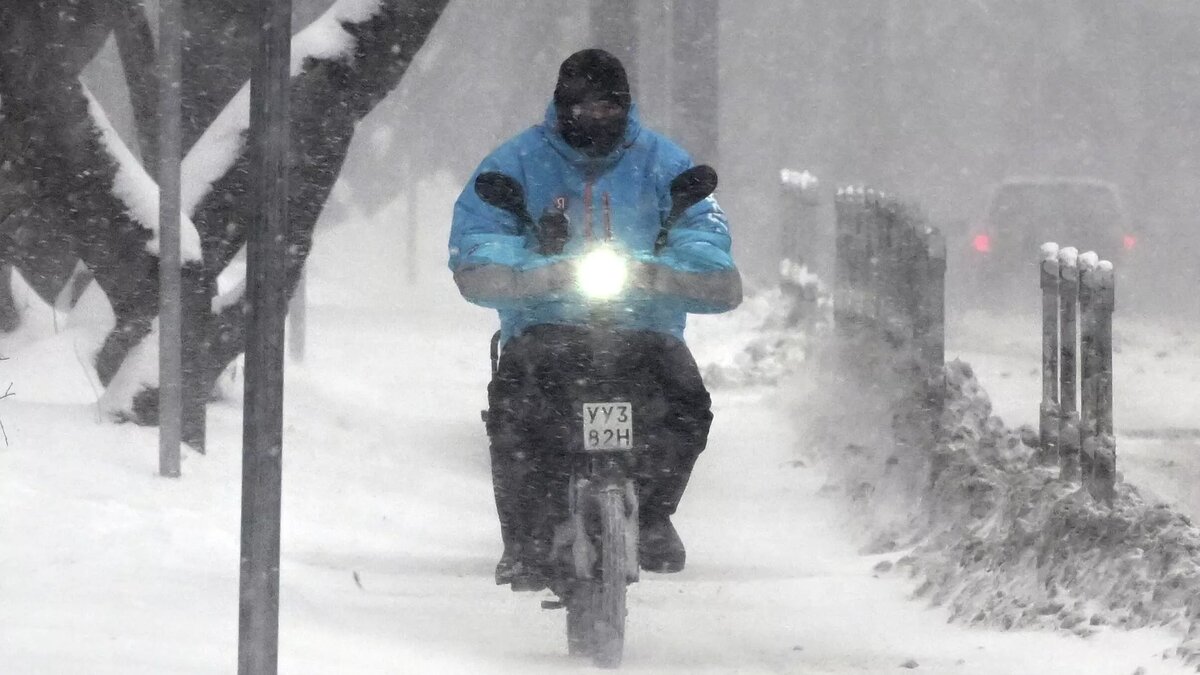 Мужчина на электровелосипеде в Москве, архивное фото © Sputnik / Михаил Воскресенский
