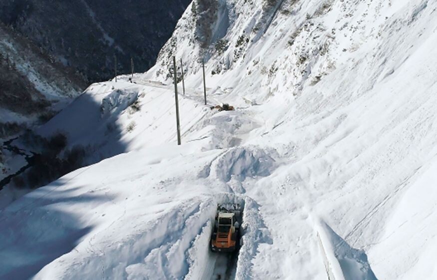    Военно-Грузинская дорога перекрыта из-за лавин: туристы застряли на границе с 6 утра