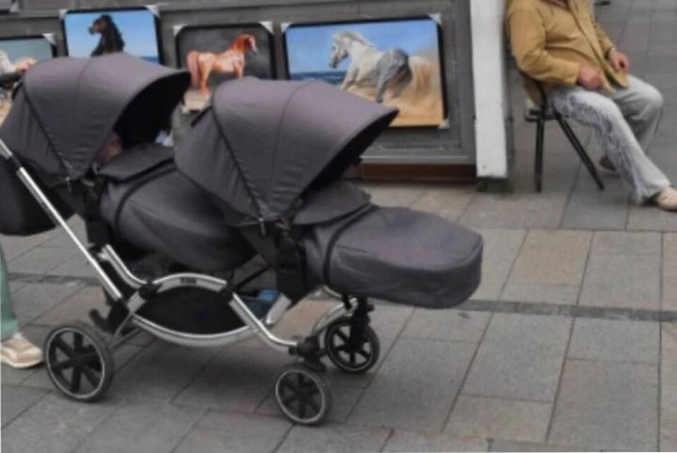 Мать принесла детей в пивной магазин. Фото: Владимир Веленгурин