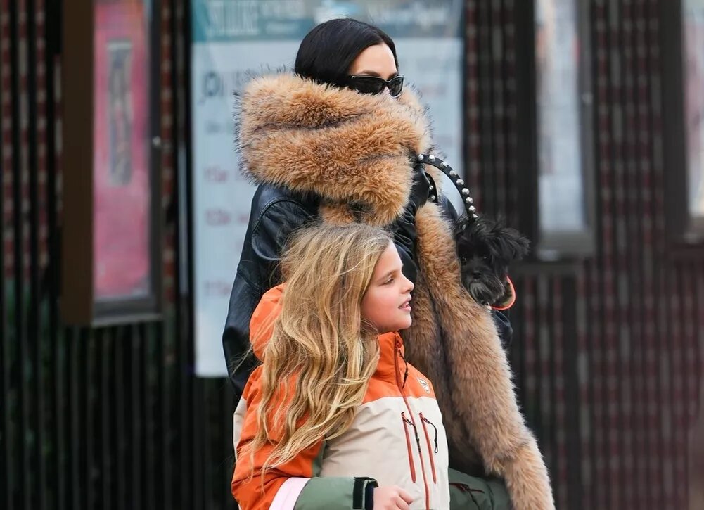    Ирина Шейк скрывает лицо на прогулке с дочерью Леей