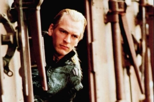    Джулиан Сэндс в фильме «Чернокнижник». Кадр из фильма