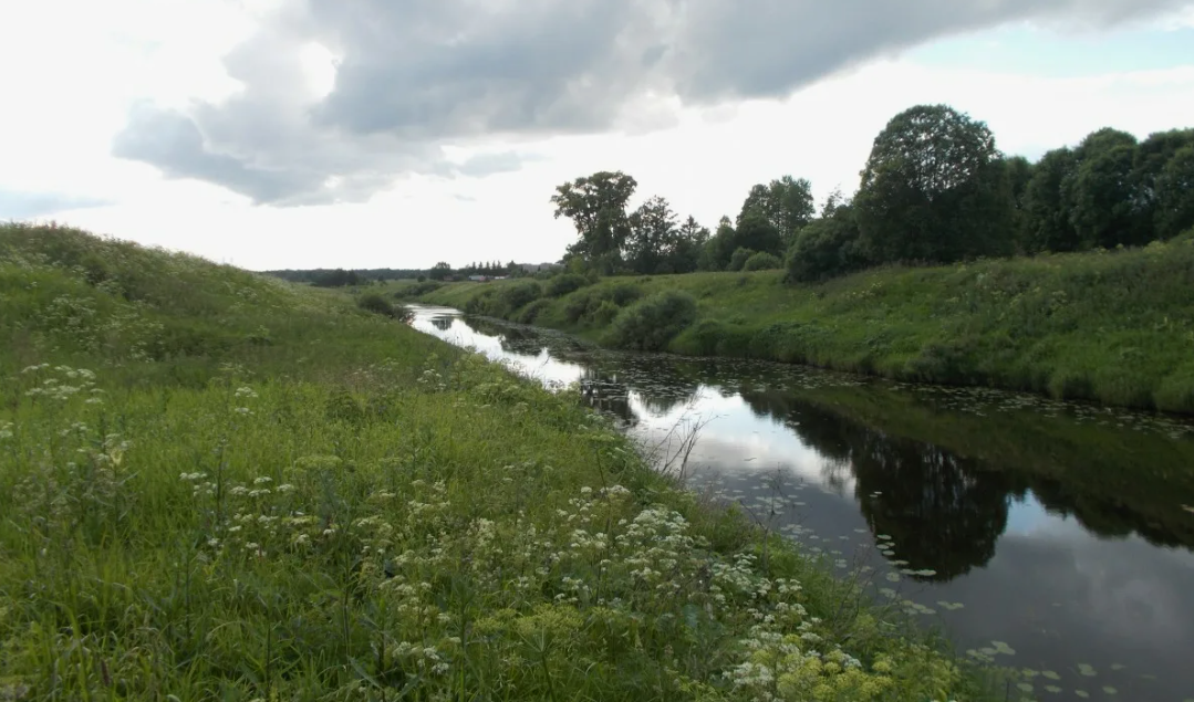 Река. Лежа. Фото с сайта https://selskayapravda.ru/krome-togo/material-v-nomere-ot-21072015-lezha-reka-moego-detstva-yunosti-da-i-vsey-zhizni-13-10-2017.html. Взято с Яндекс.Картинки