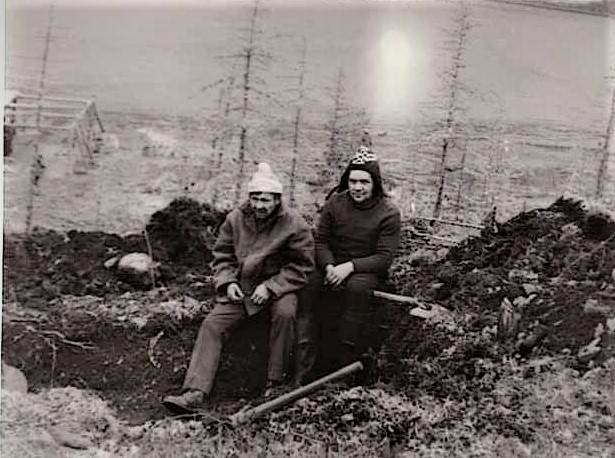 Охотники копают яму для отходов рядом со стоянкой на озере Аян