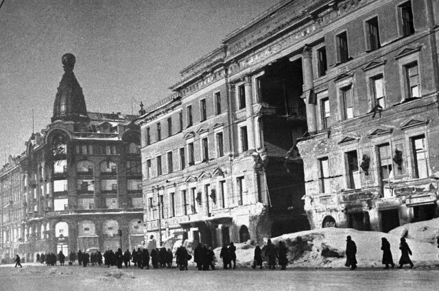 Невский проспект в 1943. Малый зал Филармонии (дом Энгельгардт) и дом Зингер