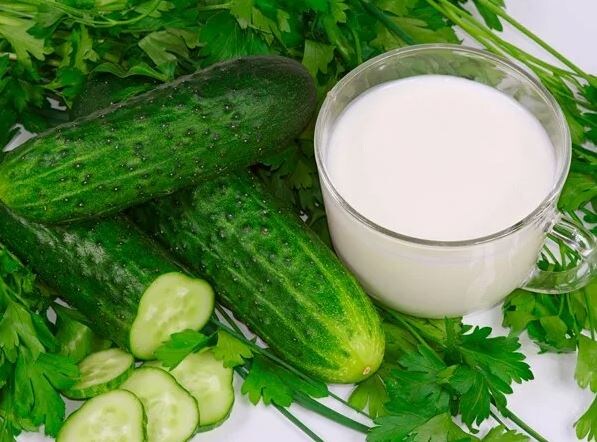 - 1 небольшой свежий огурец:
- 2 стакана молока или кефира;
- 2 стакана лимонада или яблочного сока;
- 2 - 3 ст. ложки сахара.