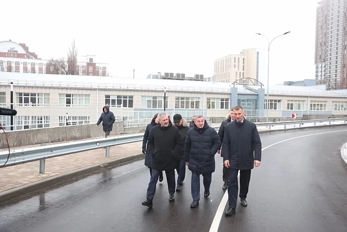    Губернатор Бочаров прогулялся по новой дороге к пойме Царицы в Волгограде