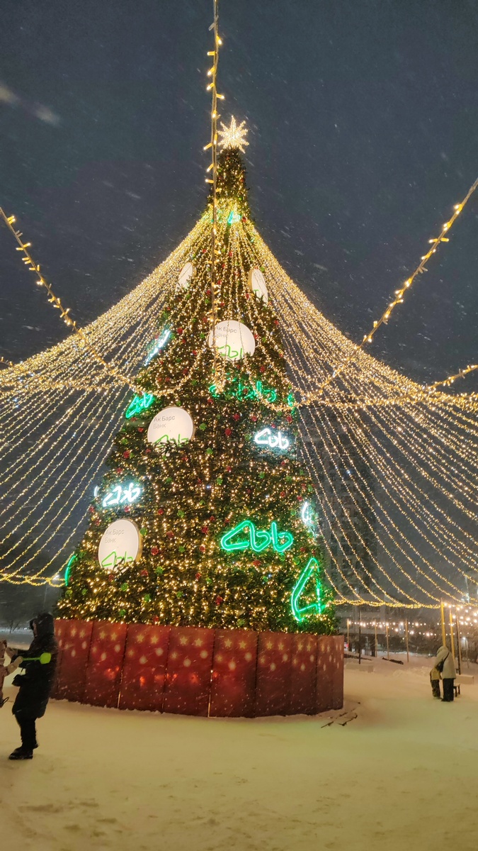 Елка у театра кукол