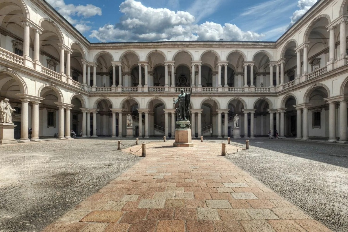 Двор Палаццо Брера в Милане