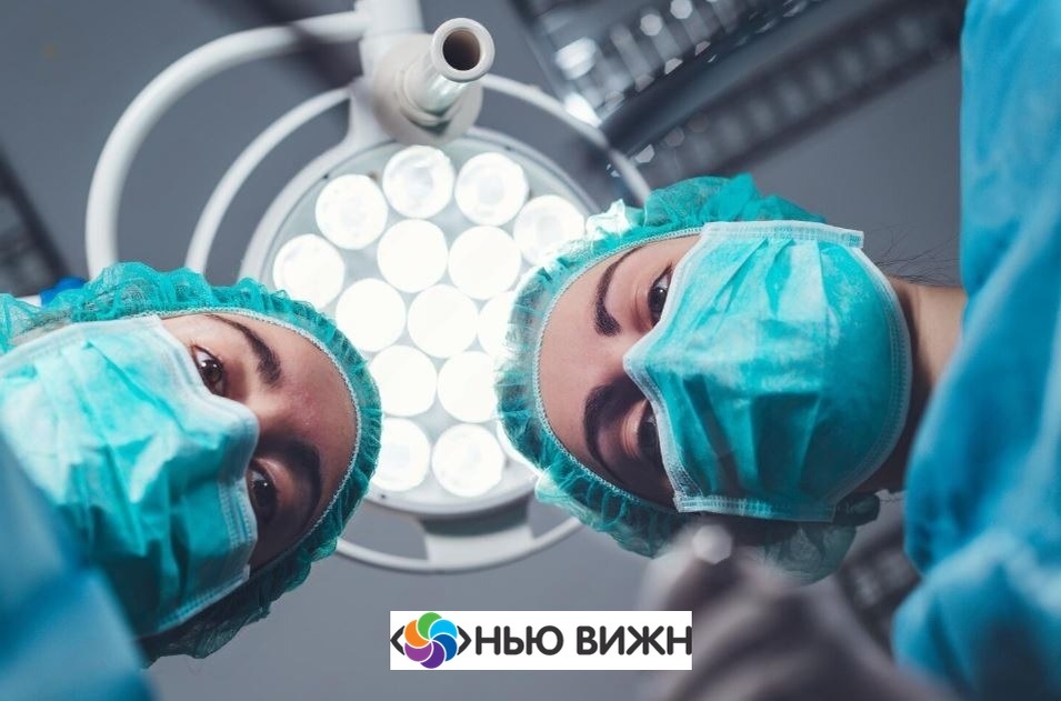 Вы пережили операцию по удалению катаракты, обрели ясность зрения и, кажется, можно выдохнуть. Но в голове закрадывается вопрос: «А что дальше? Этот хрусталик тоже испортится? Придётся ли снова ложиться под нож?»

Страх, что искусственная линза имеет срок службы, — один из самых частых. Давайте разберемся раз и навсегда, опираясь на материалы и науку.