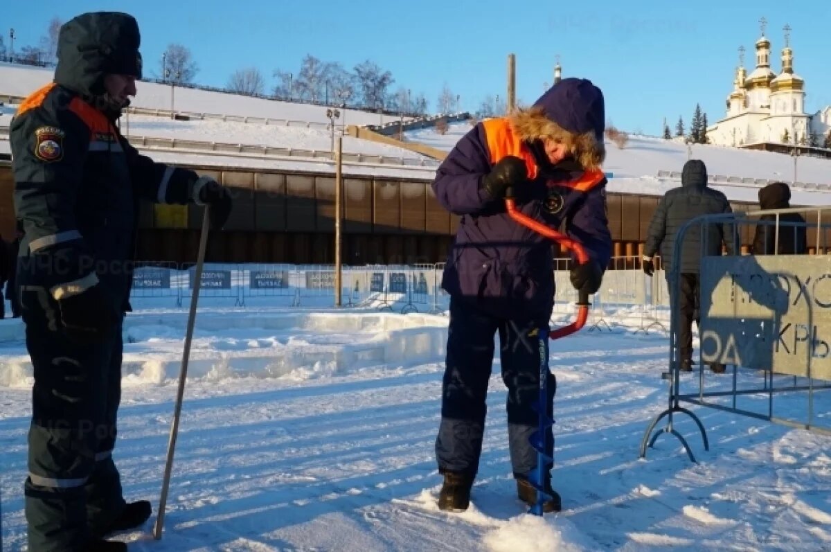    На набережной Туры проверяют лед для безопасных Крещенских купаний