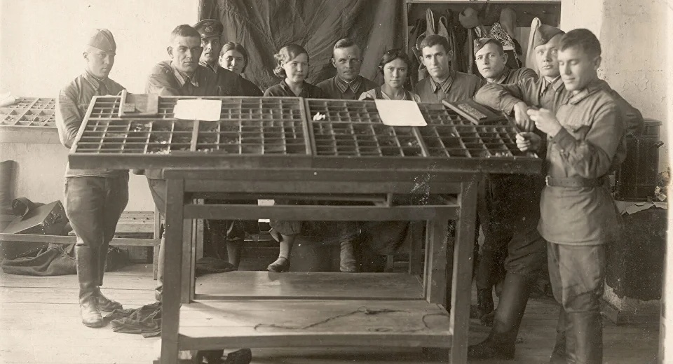 Пётр Горбунов с однополчанами из дивизионной типографии
|| Фото из архива Тюменского регионального отделения Союза
журналистов России. Автор неизвестен