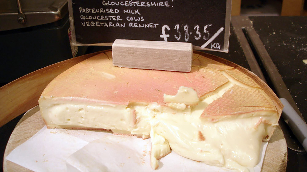 «Зловонный епископ» (Stinking Bishop) — мягкий английский сыр из молока коров глостерской породы.