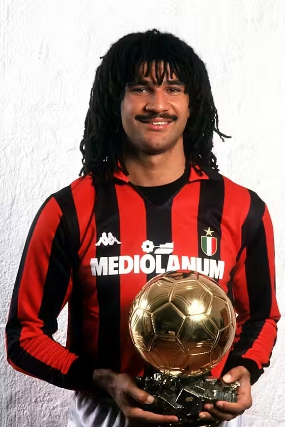 Рууд Гуллит с золотым мячом в 1987 году