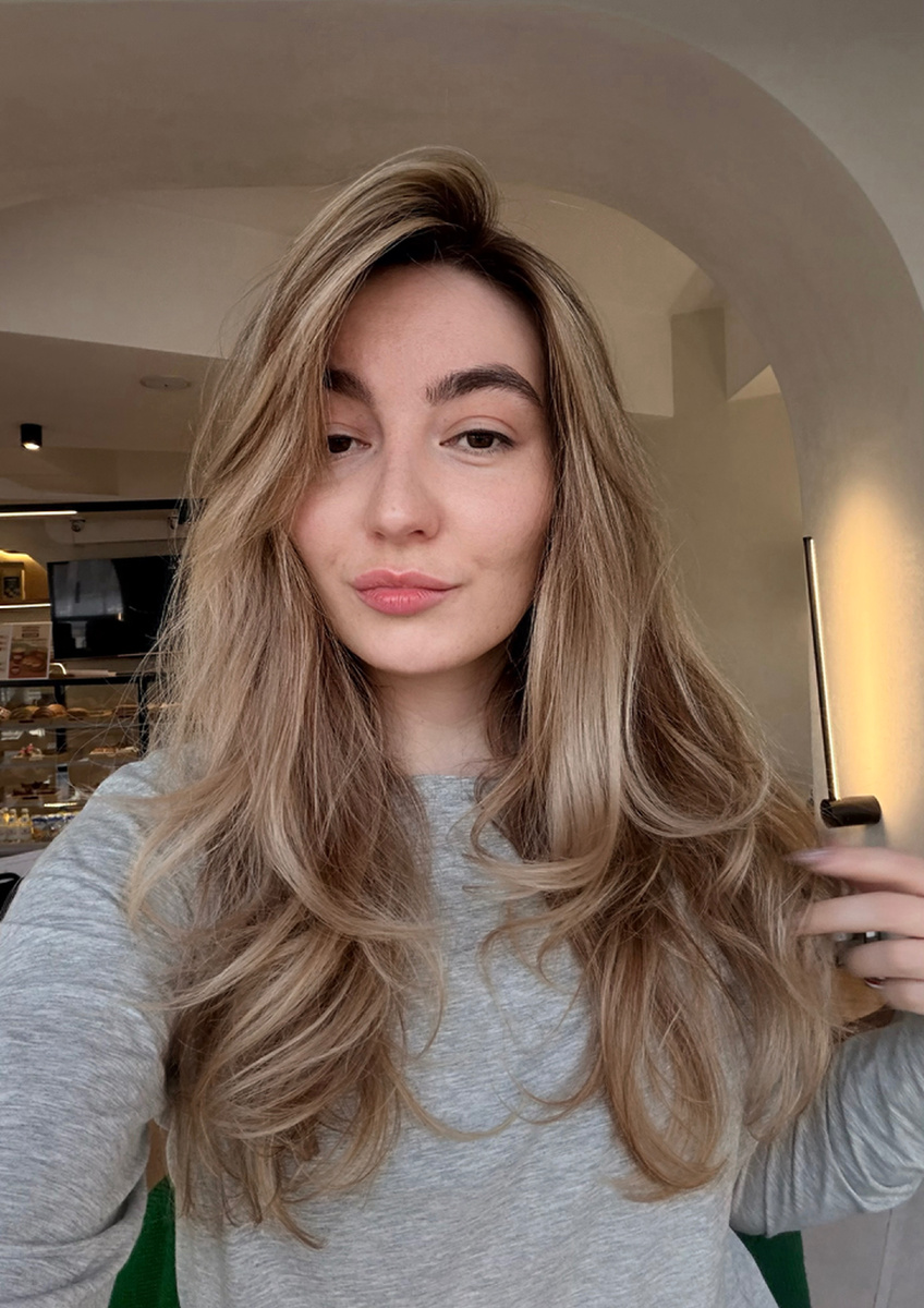 Это я, автор канала, зовут меня Лиля, и вот такой у меня пшеничный блонд и темные широкие брови.