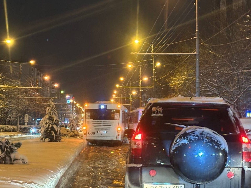    На улице Сормовской на ледяной дороге застрял автобус Варвара ДЫМ