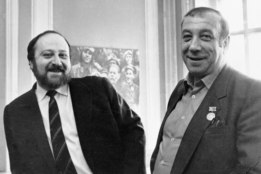    Писатели Георгий (слева) и Аркадий (справа) Вайнеры, 1990 год. Фото: РИА Новости/ Николай Кочнев