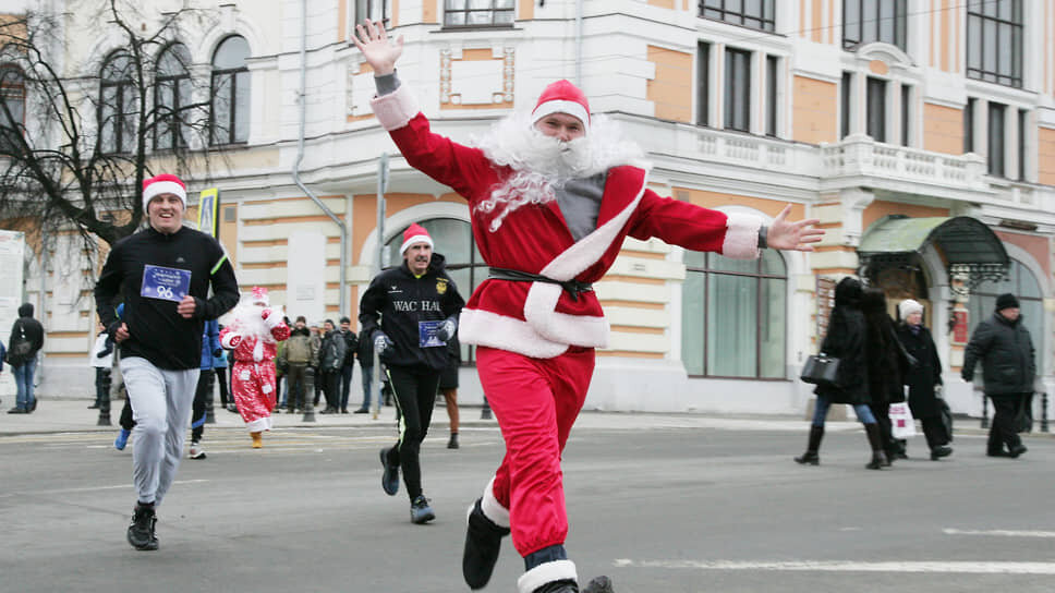 29 декабря 2019 года. Новогодний забег в костюмах Дедов Морозов и Санта Клаусов.📷Фото: Роман Яровицын / Коммерсантъ