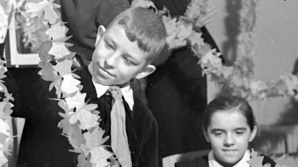 29 декабря 1960 года. Кружковцы Сормовского Дома пионеров готовят елочные украшения.📷Фото: Владилен Изволенский / Из фондов РМФ