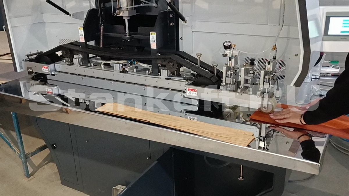  Ребросклеивающий станок для шпона LS-1800

