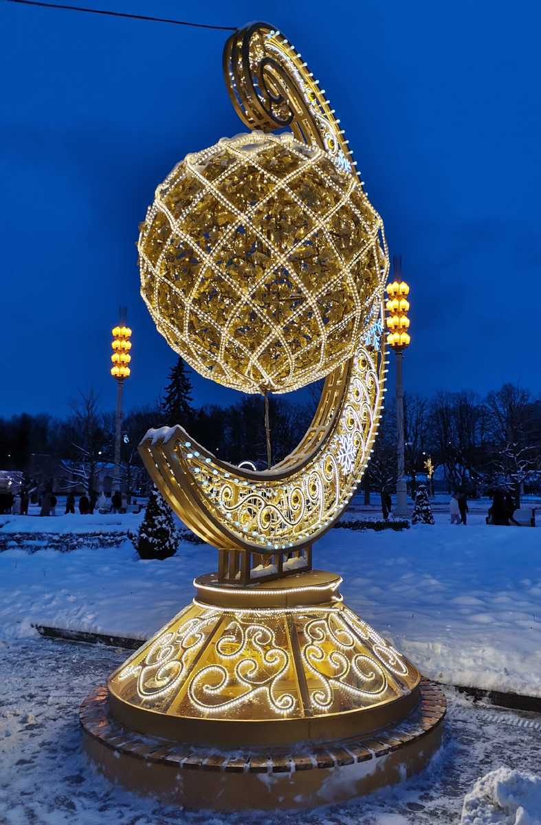 Два элемента в одной композиции: шар и полумесяц. Формы разные, а суть одна: единство общего образа в композиции!