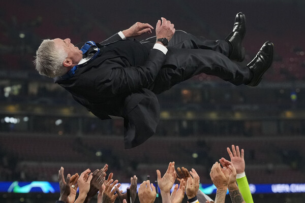    Игроки подбрасывают в воздух главного тренера «Реала» Карло Анчелотти после победы в финальном футбольном матче Лиги чемпионов между «Боруссией Дортмунд» и «Реалом» на стадионе «Уэмбли» в Лондоне, 1 июня 2024 года. / Kirsty Wigglesworth/AP