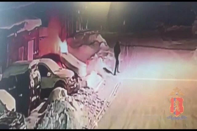    Момент поджога автомобиля. Фото: ГУ МВД по Красноярскому краю