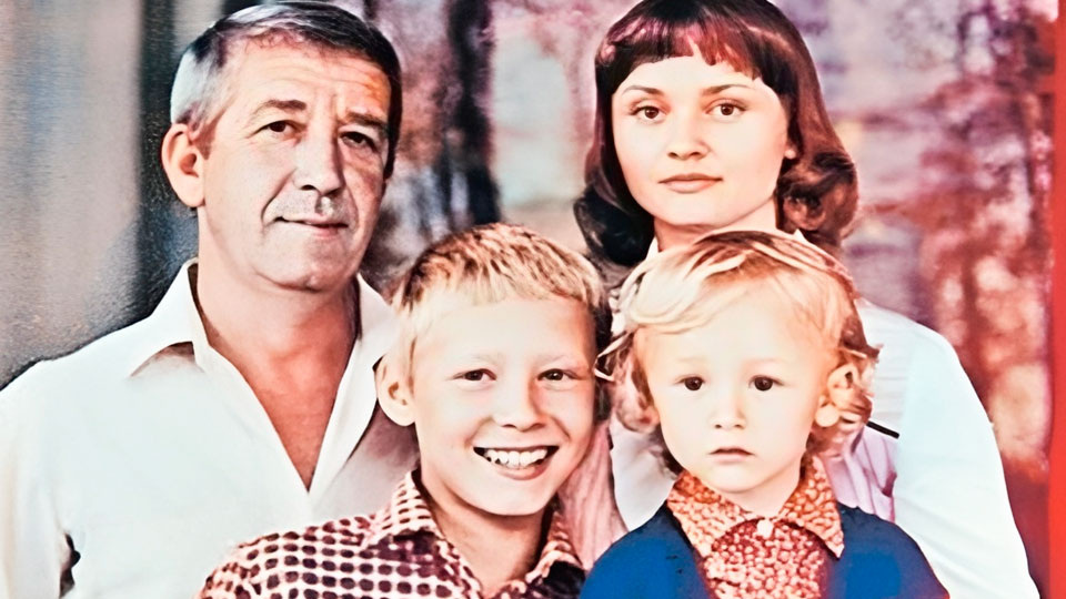 Борислав Брондуков с женой Екатериной и сыновьями Константином и Богданом