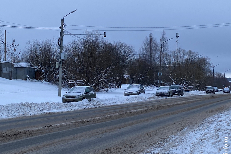    Сегодня машина была припаркована на Олимпийской под знаком "Остановка запрещена" с табличкой "Работает эвакуатор". На улице снег убирал "Спецавтотранс".