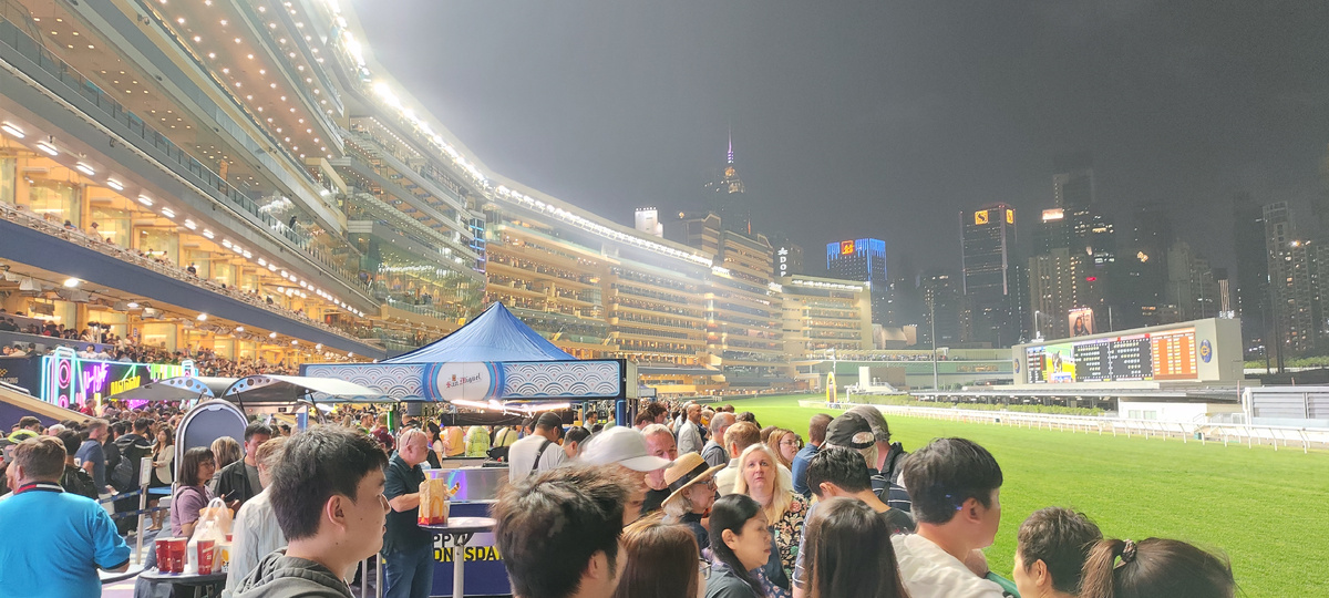 Трибуны ипподрома в ожидании скачек