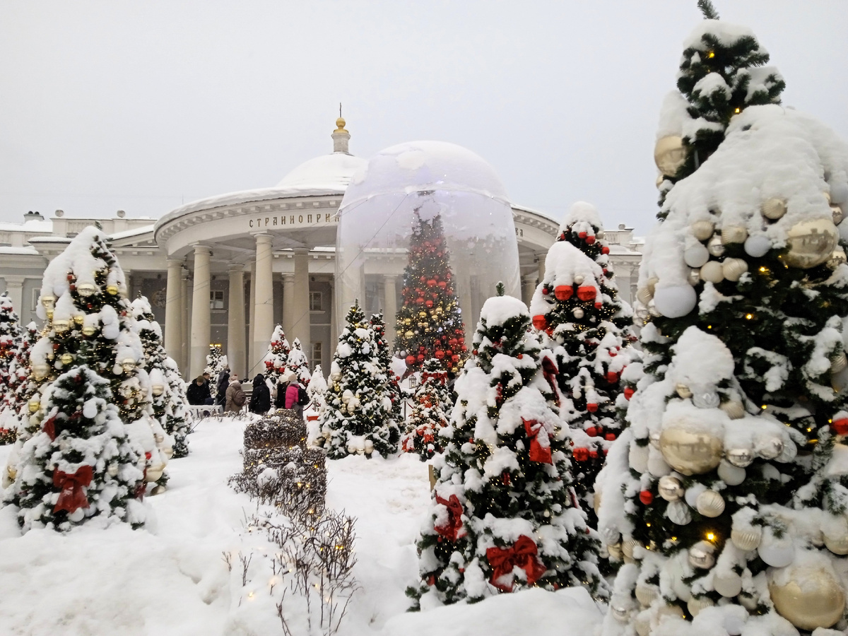 Новогоднее оформление во дворе Странноприимного дома графа Шереметьева.