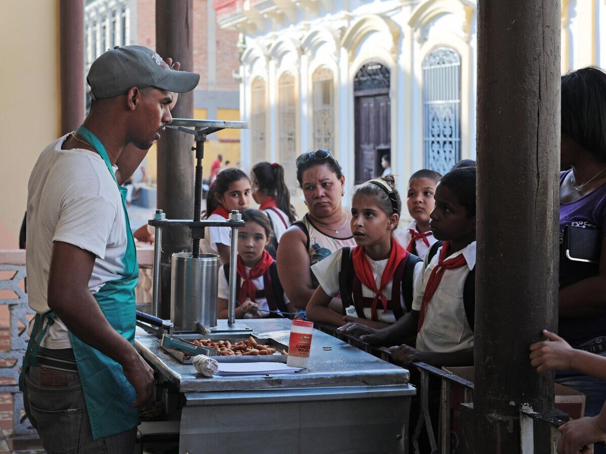    Кубинские школьники на улице в Сантьяго-де-Куба | © РИА Новости / Мария Плотникова