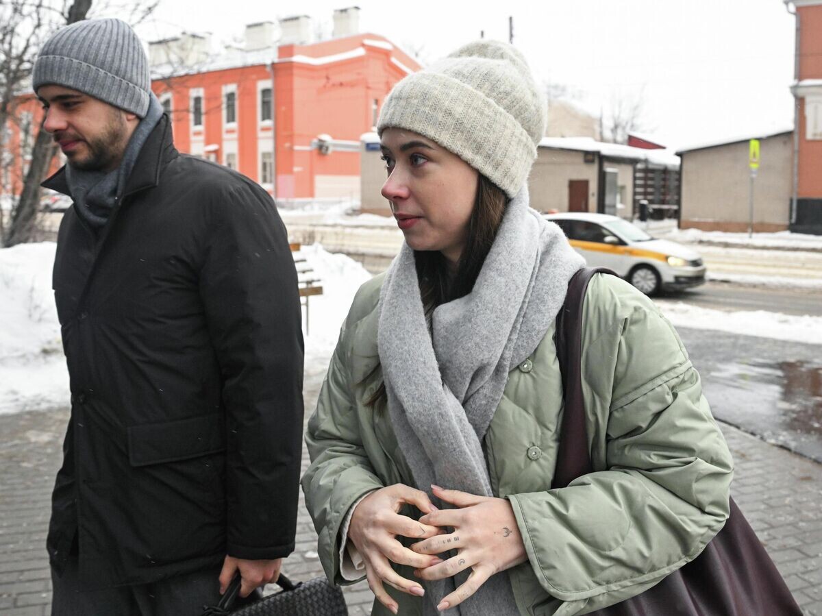    Блогер Александра Митрошина перед началом судебного заседания у здания Тверского суда Москвы | © РИА Новости / Алексей Майшев