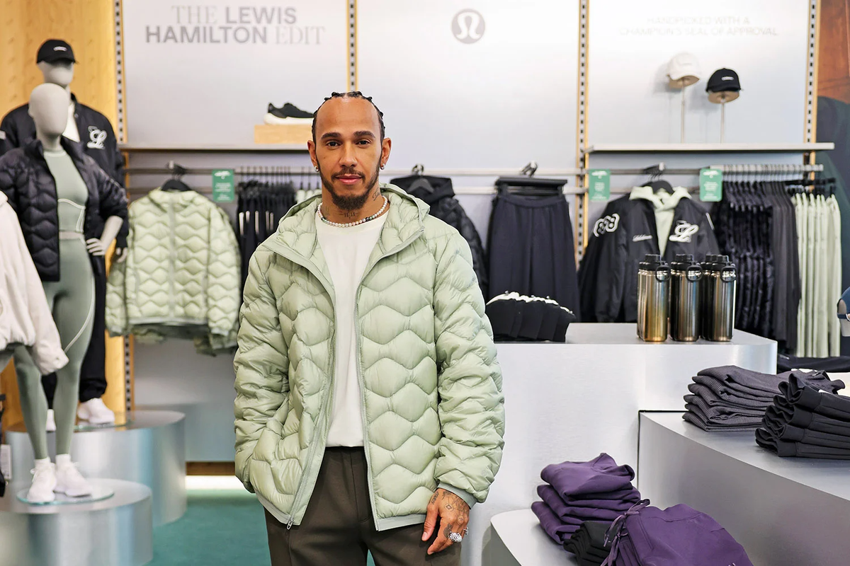 Льюис Хэмилтон представляет капсульную коллекцию Lewis Hamilton x Lululemon во флагманском магазине Lululemon на Риджент-стрит 14 декабря 2025 года в Лондоне, Англия. (Фото Max Cisotti·Dave Benett·Getty Images for lululemon)
