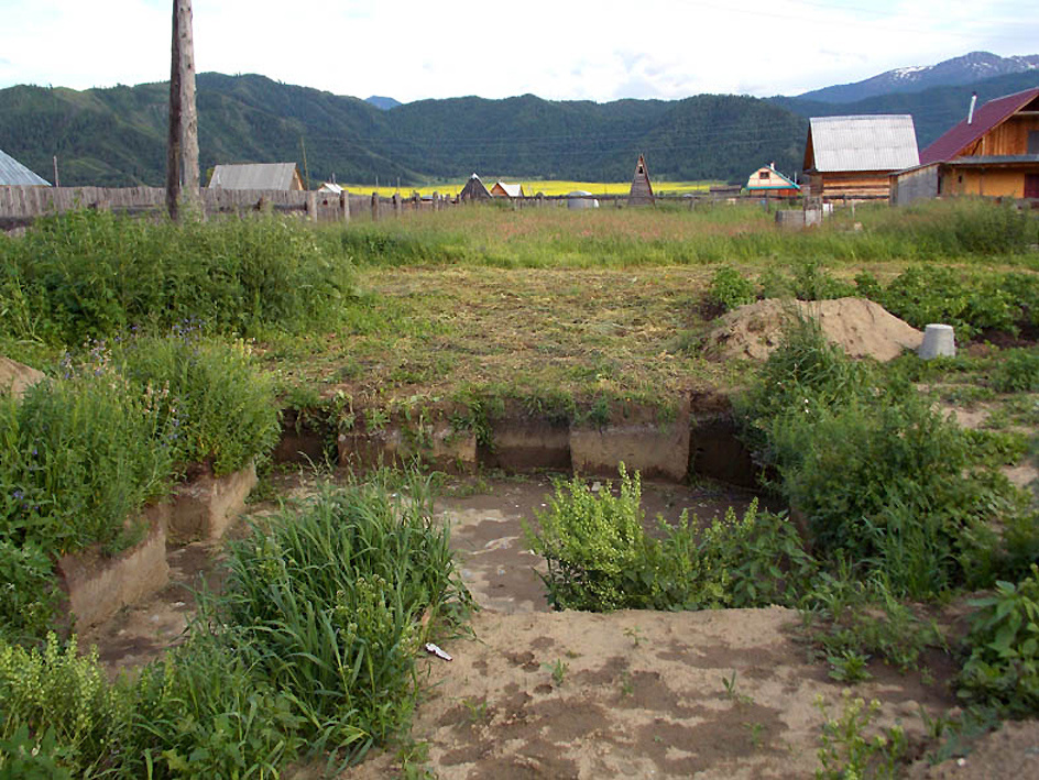 С помощью пары лопат и нескольких ведер  весной 2013 года я вырыл этот котлован (4х4х1 м.). А потом на два года забыл о нем. И вот, когда весной 2015 года я решил вернуться к этой работе, котлован уже осыпался по бокам и весь зарос травой.