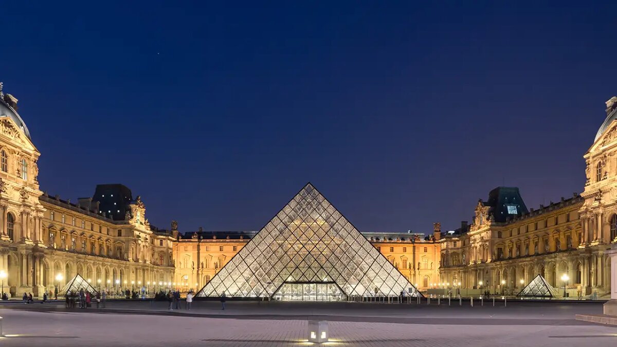    Площадка дворца Лувра © wikipedia.org