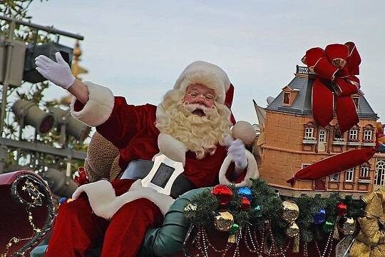    СК организовал проверку после откровенного танца Санта-Клаусов на семейном новогоднем шоу в Нижнем Тагиле