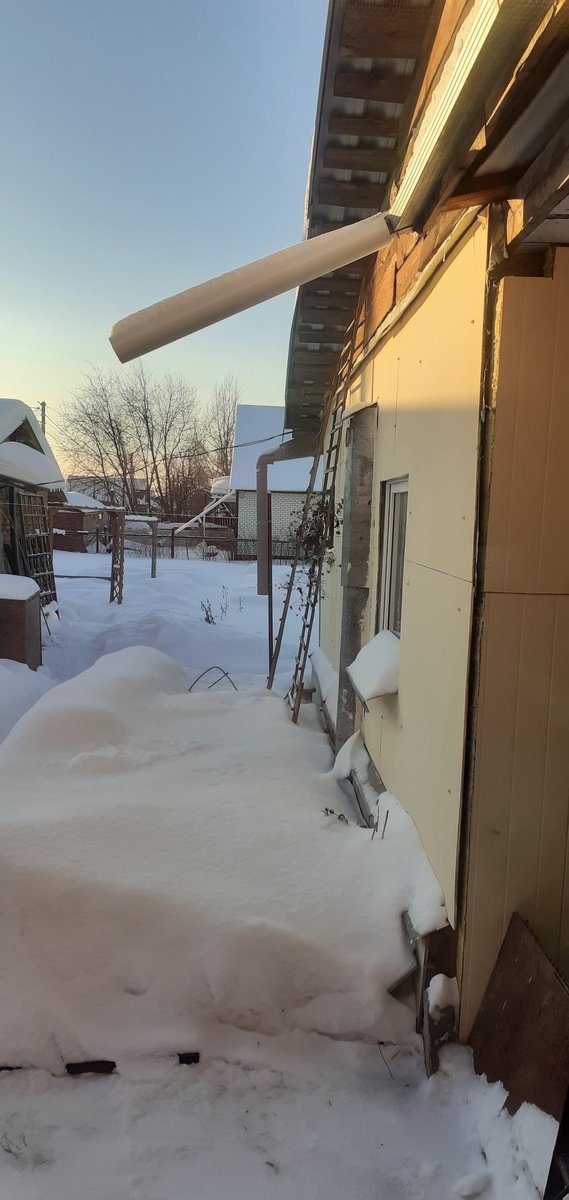 ВИД ИЗ ОКНА.-24 С .РЯДОМ И В ДАЛЕКЕ ВИДНЫ ХОЛМИКИ УКРЫТЫХ РОЗ.