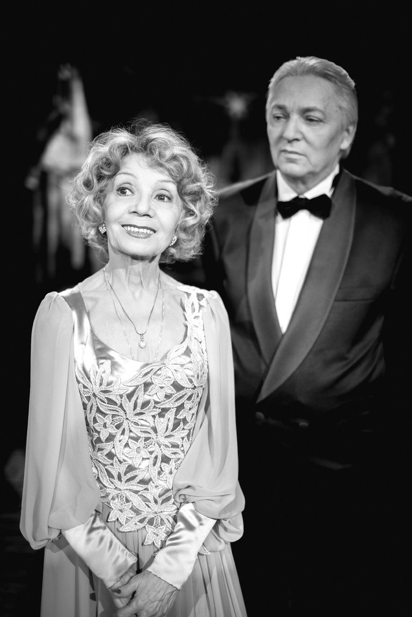 Народная артистка России Ольга Широкова и заслуженный артист России Вадим Райкин в первоначальной версии спектакля "Старомодная комедия"